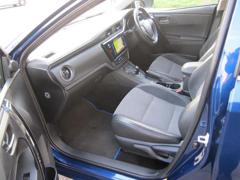 TOYOTA AURIS